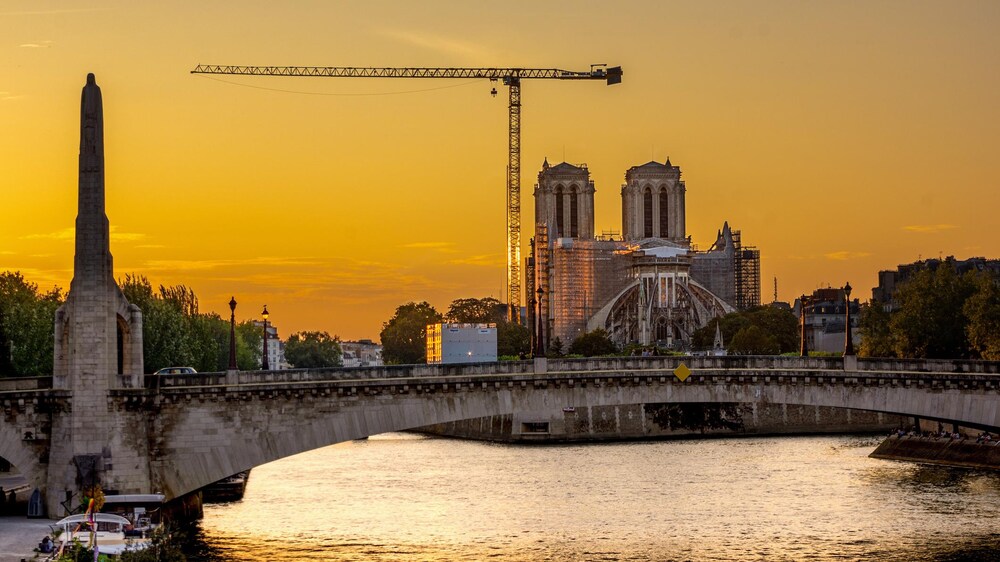 Vue du pont de la Tournelle, qui enjambe la Seine, au coucher du soleil.