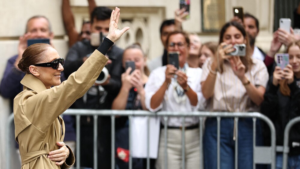 Céline Dion salue ses fans à son arrivée à l'hôtel Le Royal Monceau à Paris.