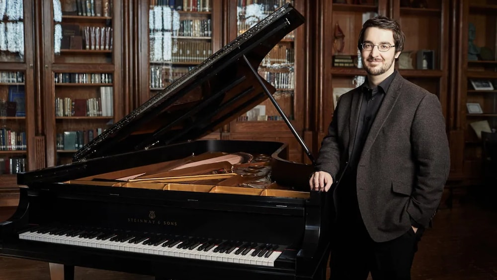 Charles Richard-Hamelin se trouve à proximité d'un piano.