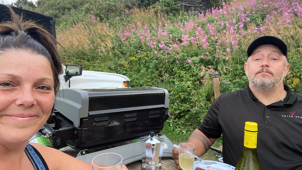 Maude Roussy et Dominic Fortin, copropriétaires de Chez La Pince, en plein pique-nique.