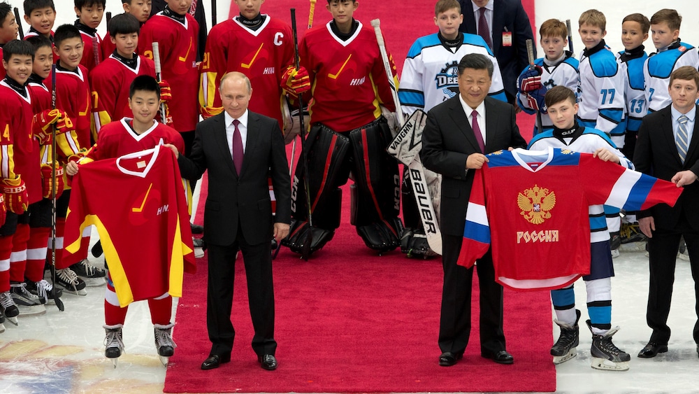 Le président  russe Vladimir Poutine et le président chinois Xi Jinping ont assisté à un match de hockey sur glace dans la grande ville portuaire de Tianjin. 
