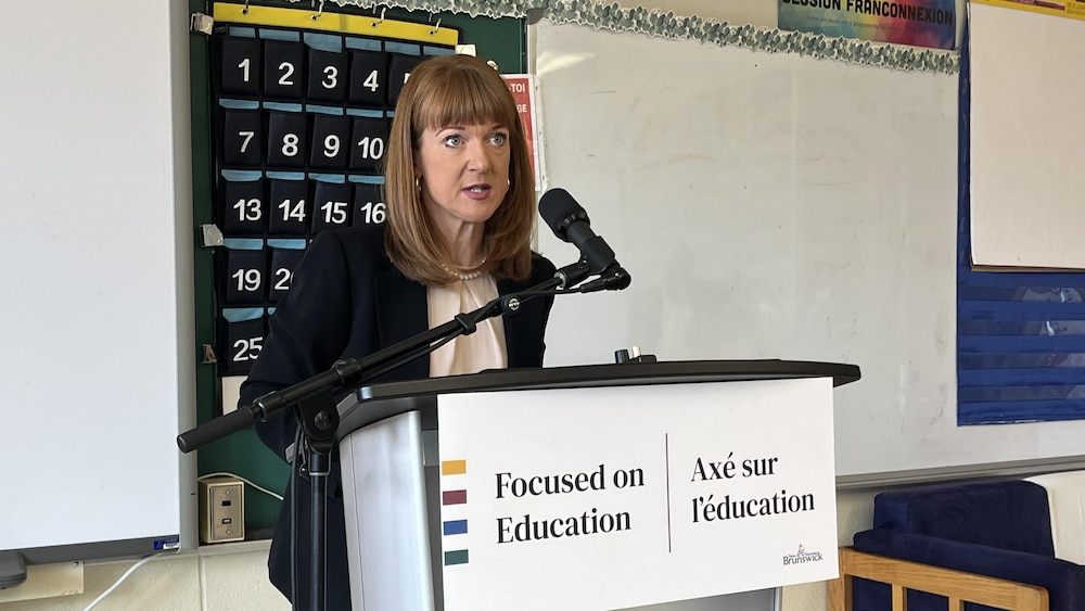 La ministre de l'Éducation et du Développement de la petite enfance du Nouveau-Brunswick, Claire Johnson, lors d'un point de presse à Oromocto.