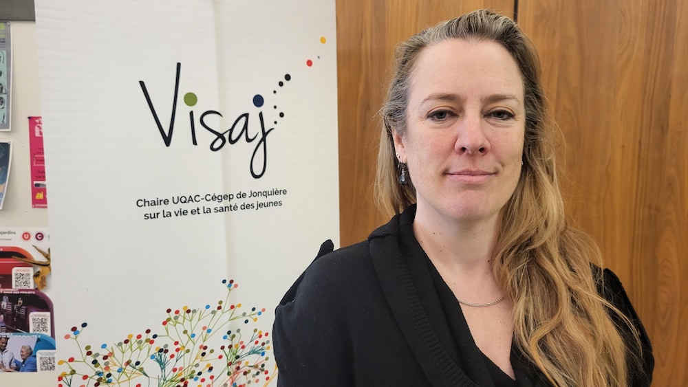 Une professeure de l'Université du Québec à Chicoutimi prend la pose pour la caméra. 