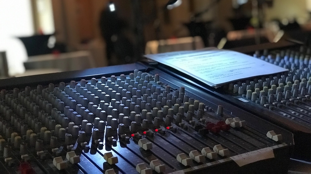 Console radio éclairée d'une petite lumière.
