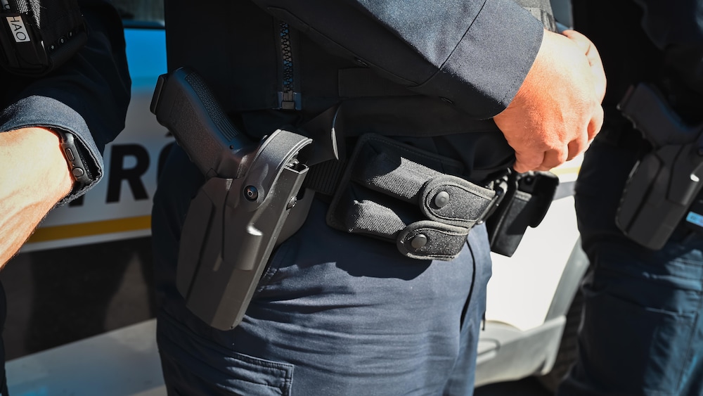 L'arme d'un contrôleur dans son étui.