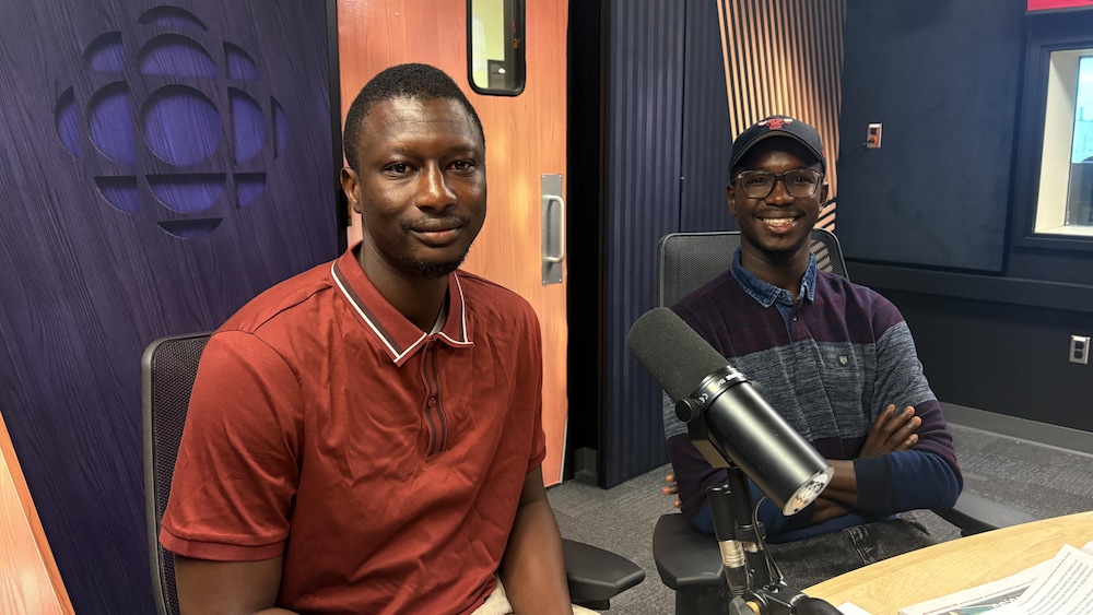 Alpha Keita et Samba Diouf sont dans un studio de Radio-Canada.