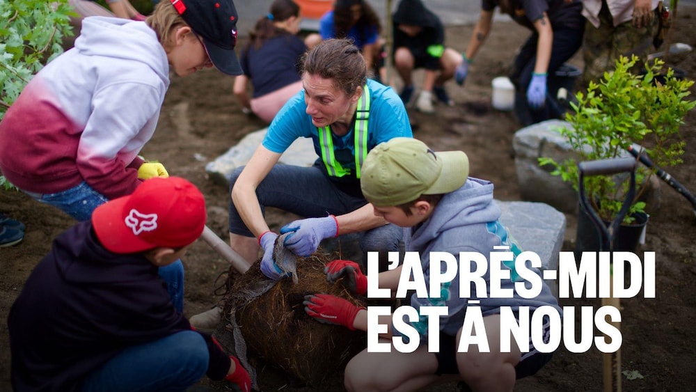 Des jeunes travaillent le sol avec des adultes.