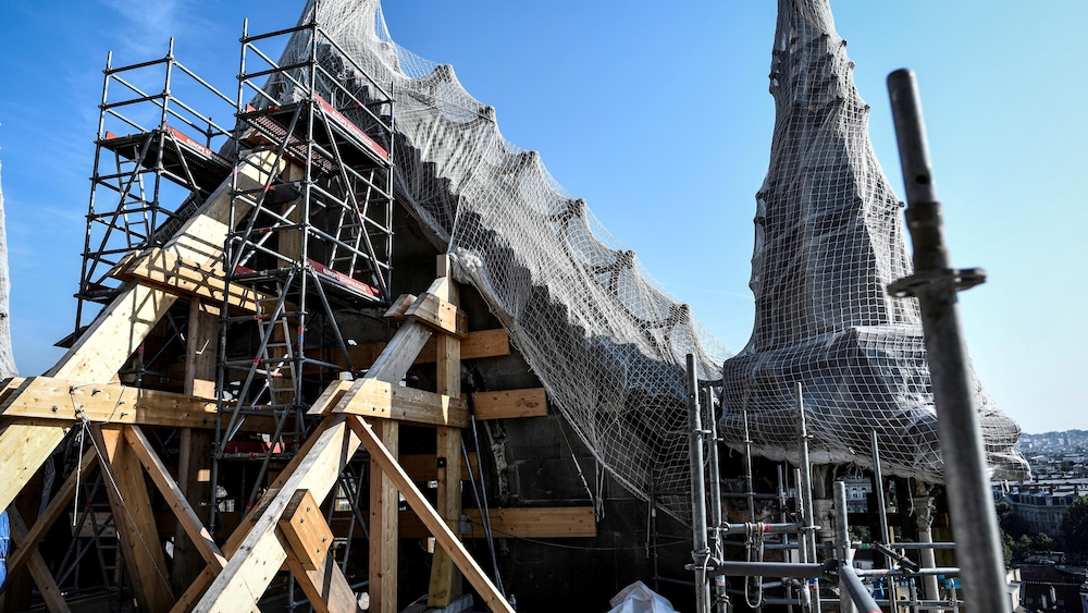 Des échafaudages  sur le chantier de la cathédrale Notre-Dame