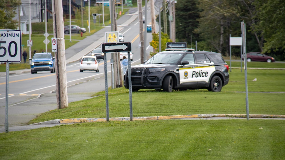 Un véhicule de la Sûreté du Québec était toujours stationné devant l'école secondaire en après-midi, jeudi