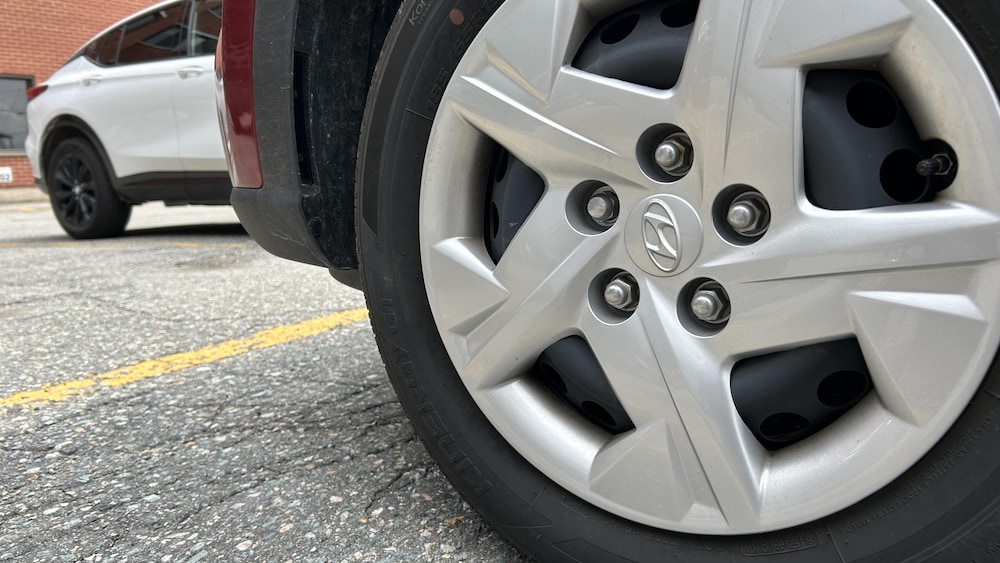 Une roue de voiture.