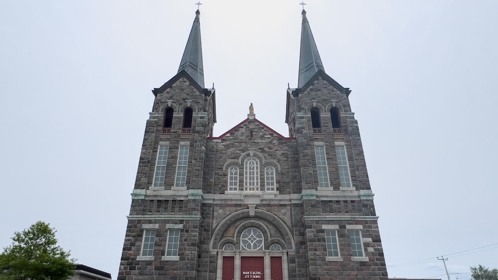 Une église avec deux clochers se dresse.