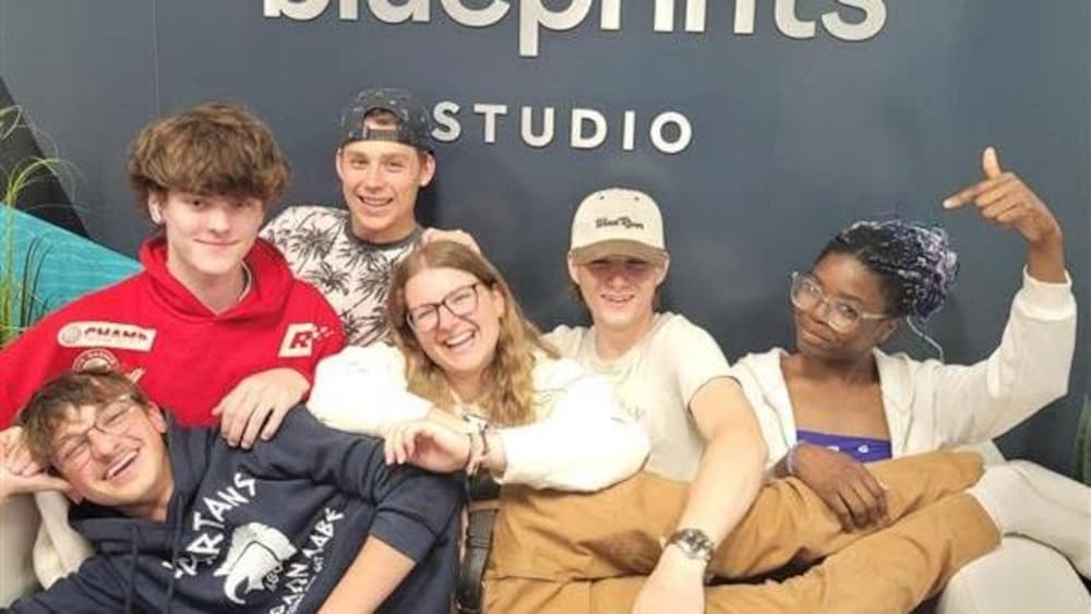 Les élèves Rylan, Cedar, Grace, Emerson, Amal et Jacques ont enregistré une chanson thème pour leur école au studio Blueprints de Thunder Bay.