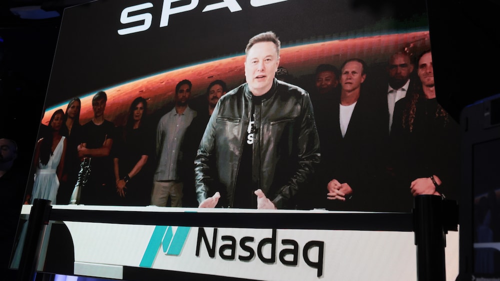 Elon Musk apparaît sur une vidéo.