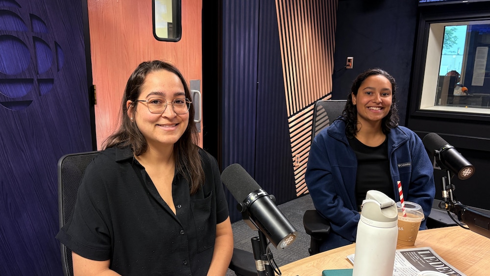 Emmanuelle et Roxanne Louis se trouvent dans un studio de Radio-Canada.