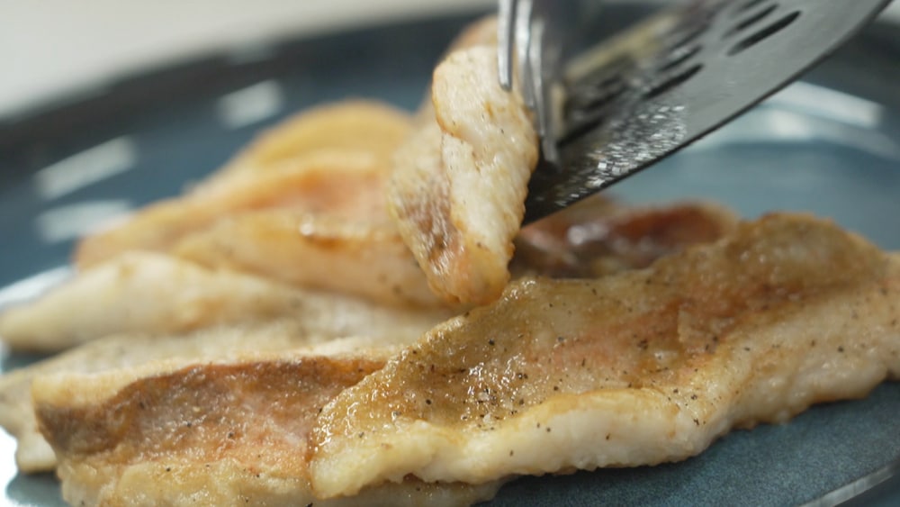 Gros plan d'un filet de sébaste grillé. 