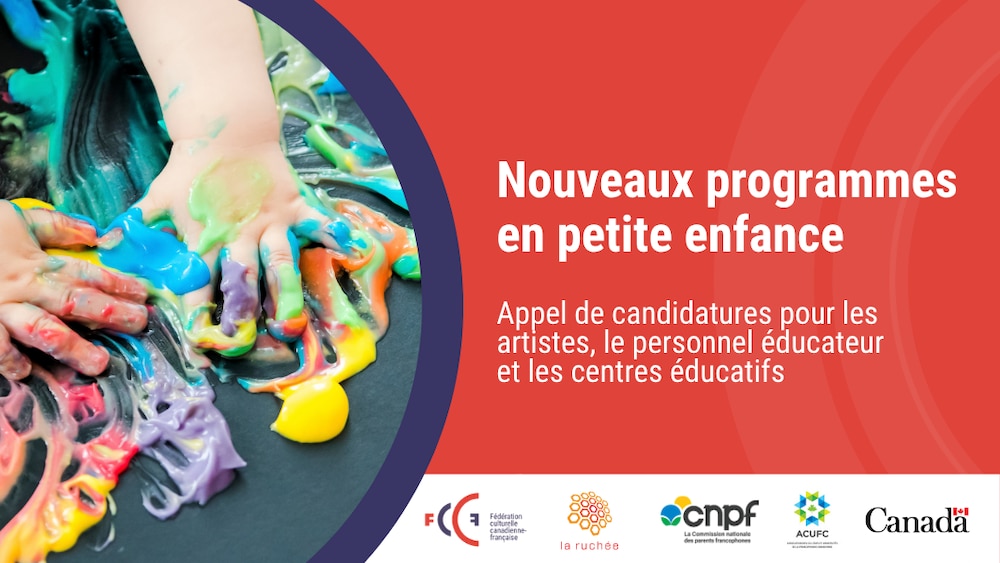 Visuel promotionnel de la FCCF annonçant deux nouveaux programmes d'éveil aux arts en petite enfance, illustré par des mains d'enfants couvertes de peinture colorée.