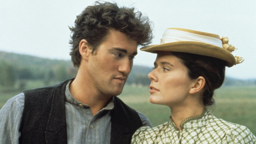 Ovila Pronovost (Roy Dupuis) et Émilie Bordeleau (Marina Orsini) qui se regardent amoureusement.  
