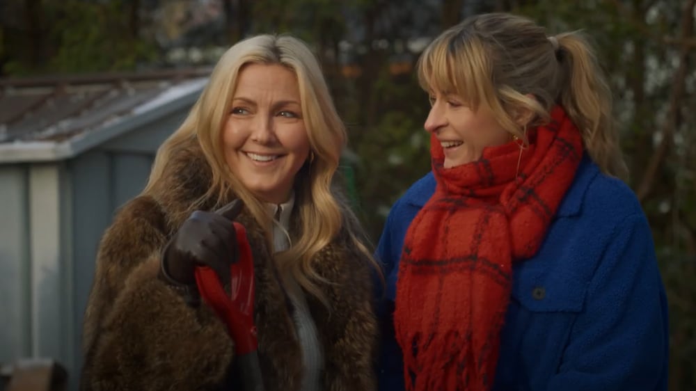 Les Productions KOTV Les deux actrices habillées en hiver rigolent