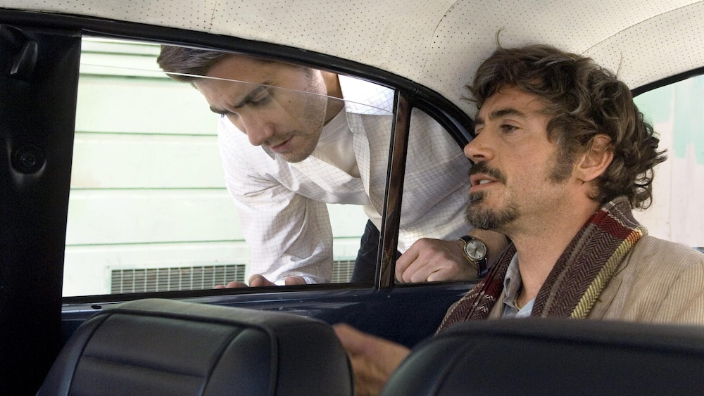 Dans le film Zodiac, les acteurs Jake Gyllenhaal (gauche) et Robert Downey Jr. interprètent des journalistes à la recherche du meurtrier connu sous le nom du «tueur du Zodiaque». 