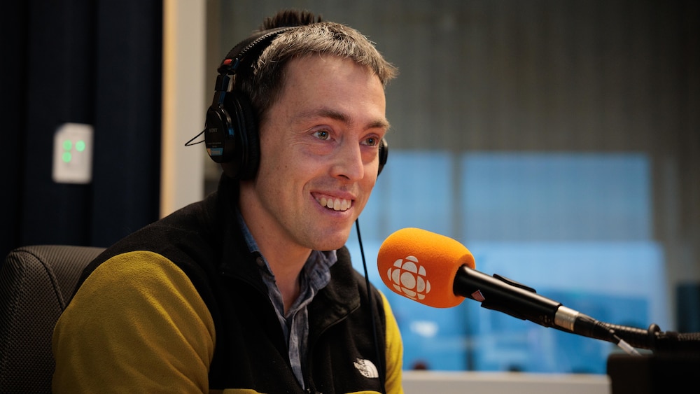 Gabriel Arsenault en entrevue à la radio.