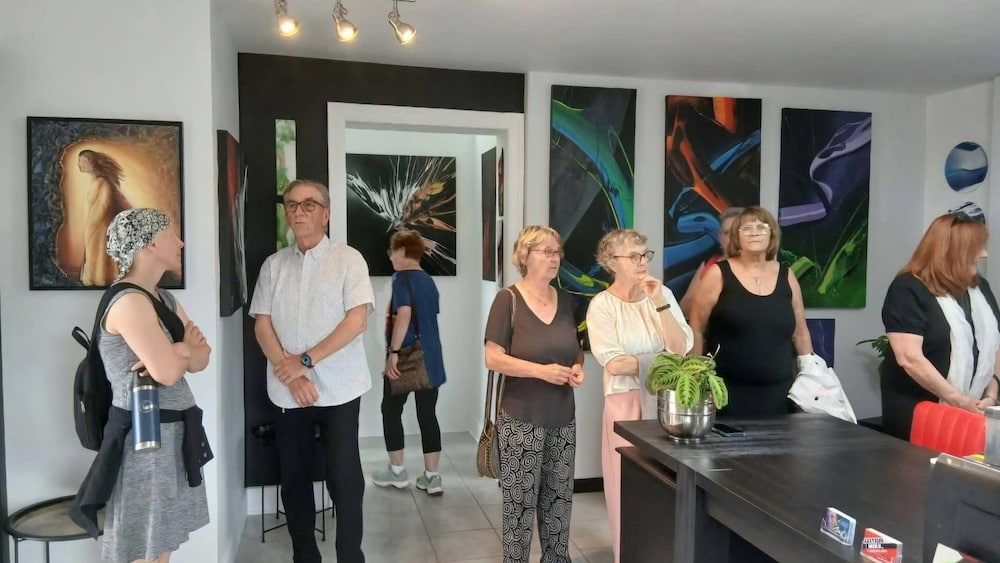 Des gens à la Galerie d'art Marie-Ève Rioux