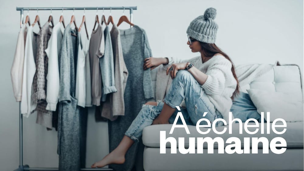 Une femme assise sur un divan évalue une garde-robe.