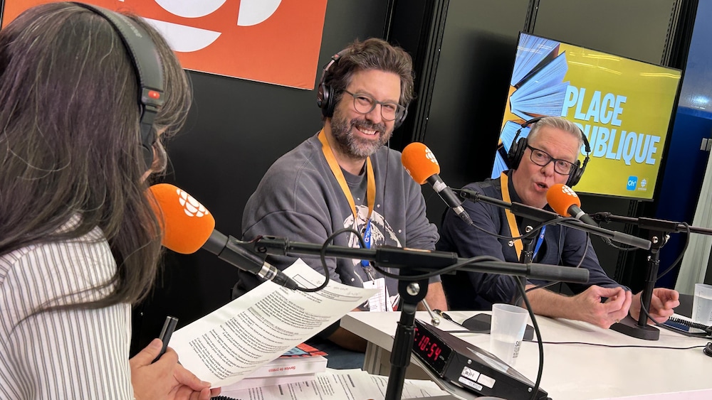 Gautier Langevin et Hervé Gagnon au micro d'une émission de radio.