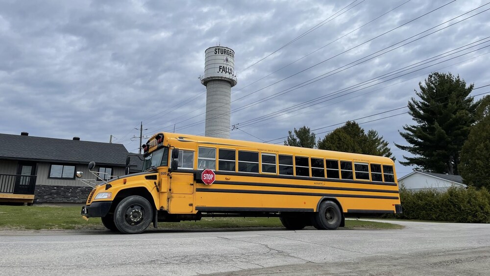 Un autobus scolaire à Sturgeon Falls.