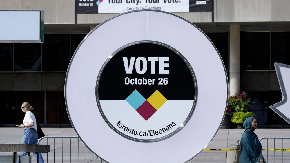 Des employés municipaux préparent la signalisation pour les prochaines élections municipales et à la mairie de Toronto, le 18 septembre 2026.