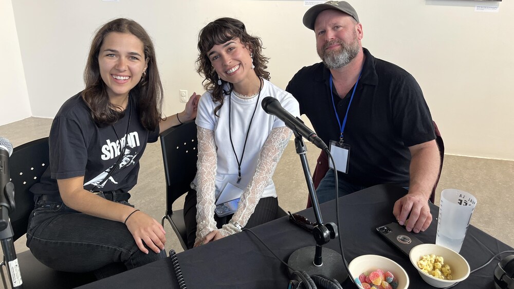 Julia Pagé, journaliste à RAD, Mélanie Loubert, journaliste au pôle québécois d'HugoDécrypte et Hugo Meunier, reporter à Urbania (de gauche à droite)