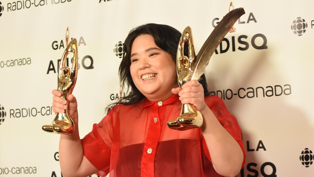 L'artiste pose sur le tapis rouge avec ses deux trophées. 