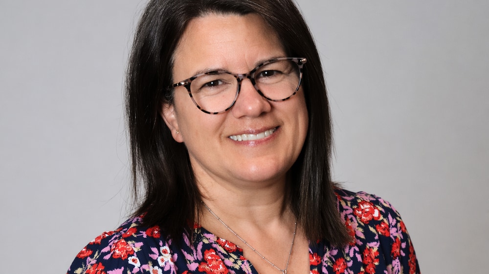 Kathleen Longpré sourit pour la caméra.