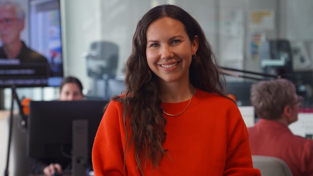 Une jeune femme souriante sourit dans notre studio.