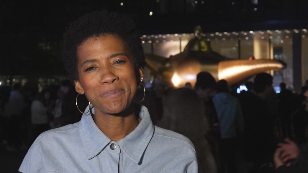 Alison Vicrobeck devant une des pièces d'art de la « Nuit Blanche » torontoise. 