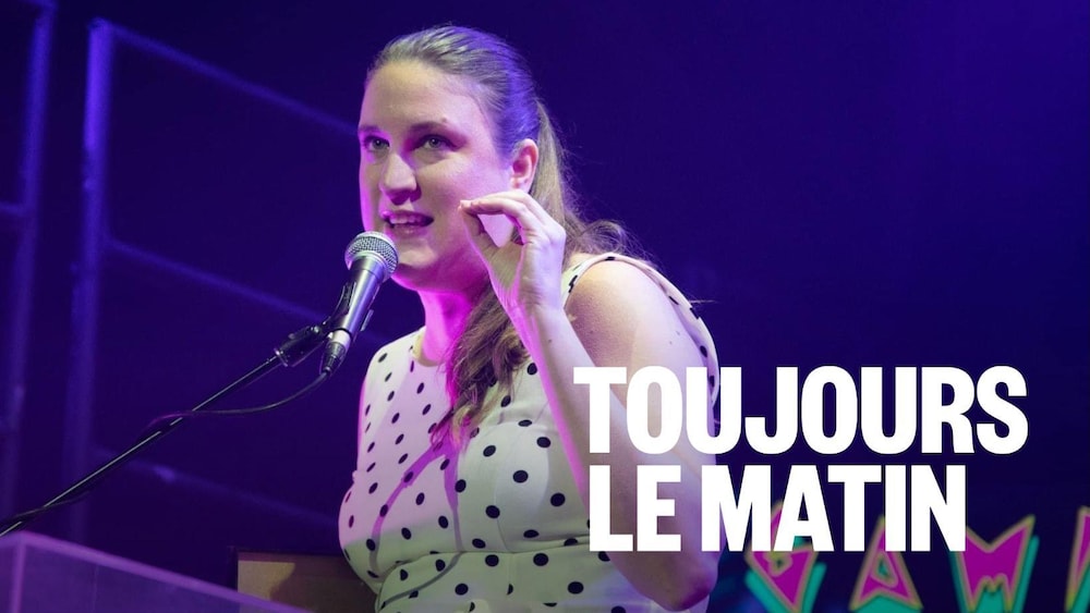 Une personne devant un micro.