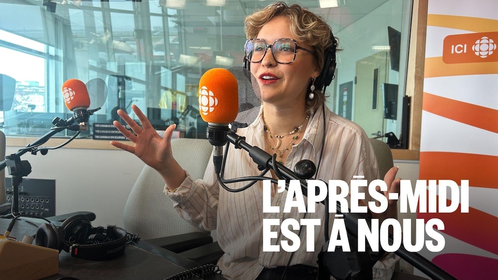 Une jeune femme parle au micro.