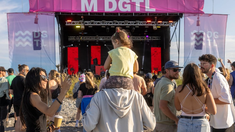 Des festivaliers devant la scène du M DGTL.