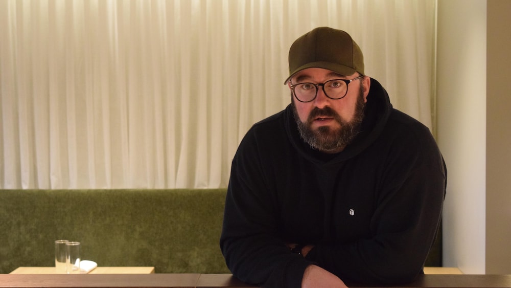 Simon Mathys dans un restaurant.