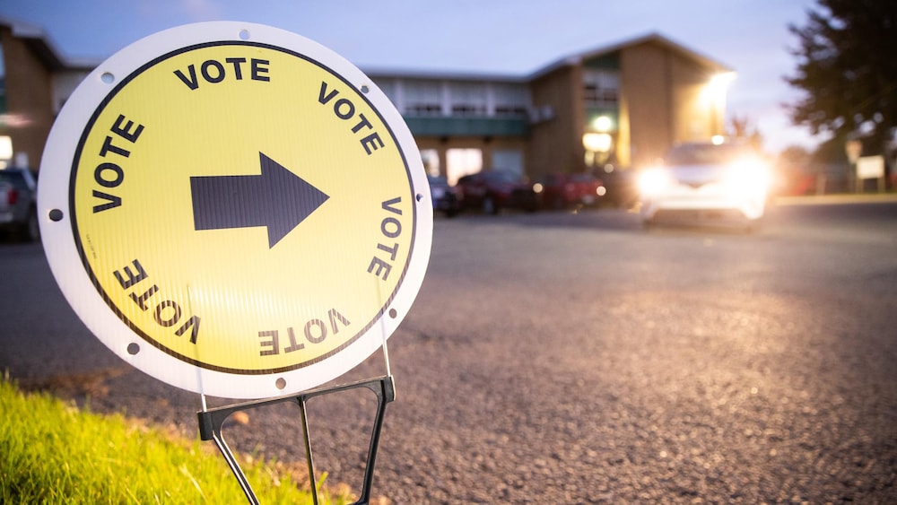 Une affiche indiquant la direction pour le bureau de vote.