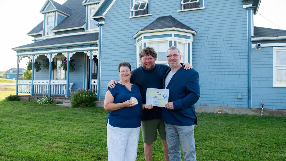 Monica Poirier et Steve Arseneau, propriétaires de la Maison d'Éva-Anne et le maire des Îles-de-la-Madeleine, Antonin Valiquette