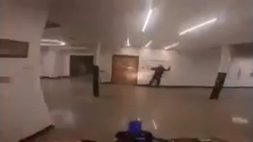 La capture d'écran montre un homme qui lève les bras face à une personne à moto.