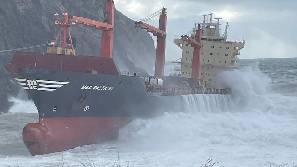 Le MSC Baltic III au milieu d'une tempête.