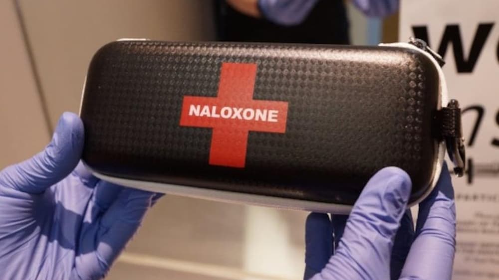 Un étui de naloxone.