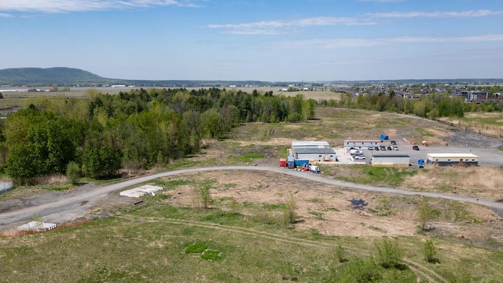 Un terrain avec une usine en construction vu depuis les airs. 