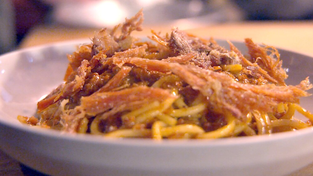 Une salade de poulet croustillant dans un bol
