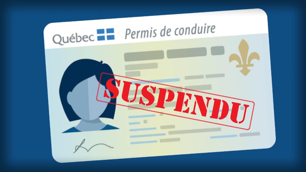 Une infographie représentant un permis de conduire du Québec sur lequel est étampée l’inscription «Suspendu».