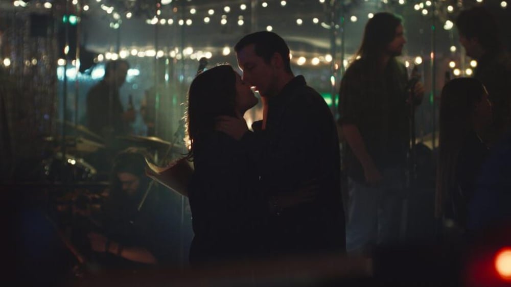 3 Dans une scène du film, le couple s'embrasse dans un bar.