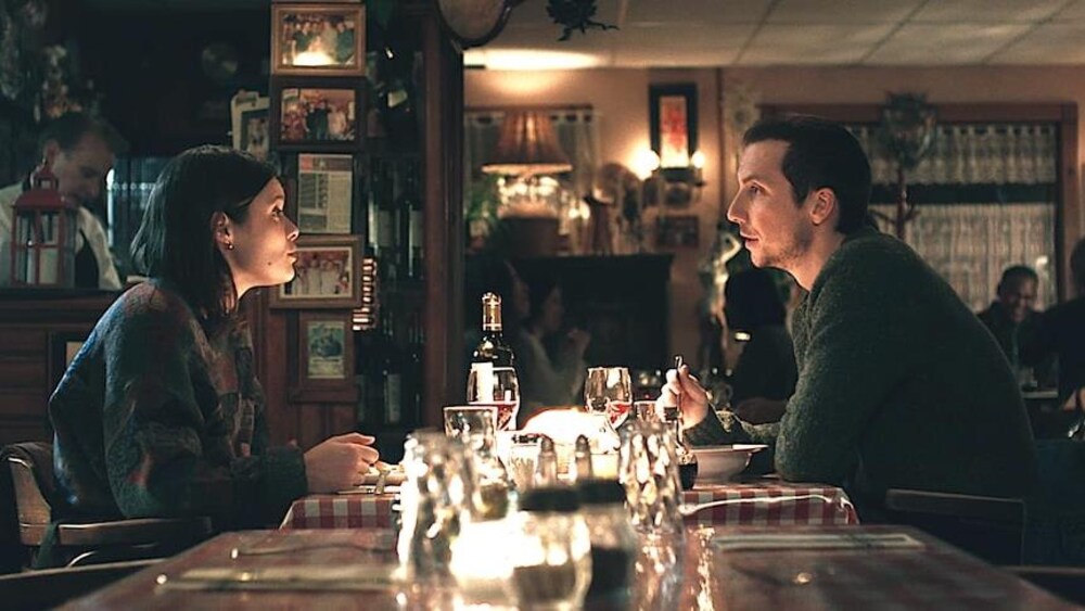 FNC Dans une scène du film, les deux acteurs sont attablés en rendez-vous au resto.