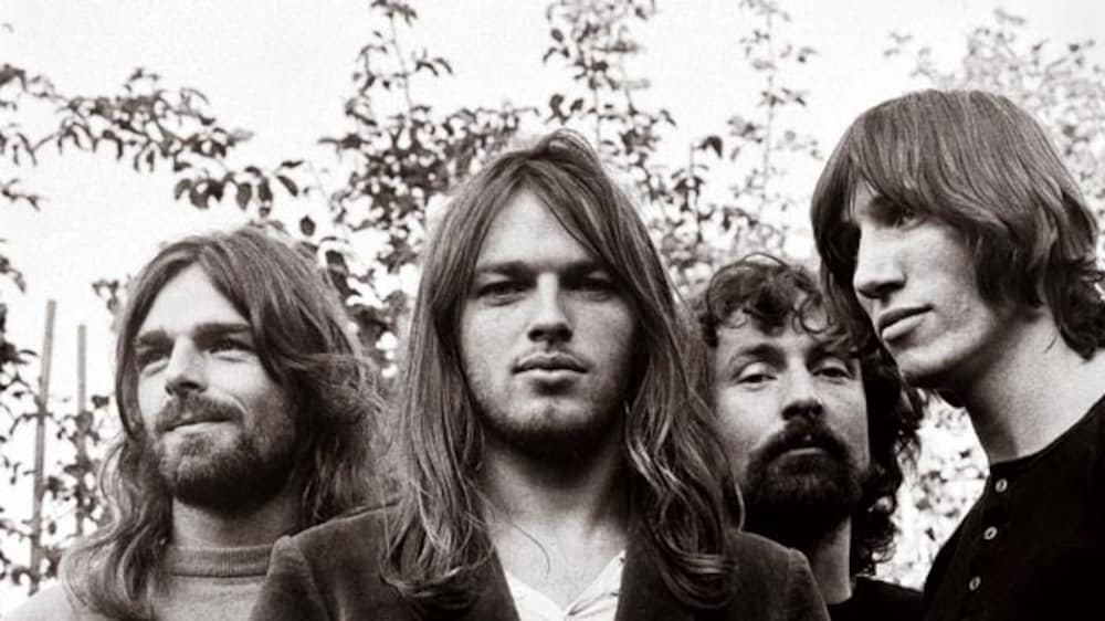 Pink Floyd a fait un grand succès vers 1973. On peut reconnaître les quatre membres du groupe qui posent en plein air.