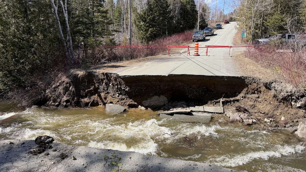 Une route sectionnée est traversée par un ruisseau agité à Chandler.
